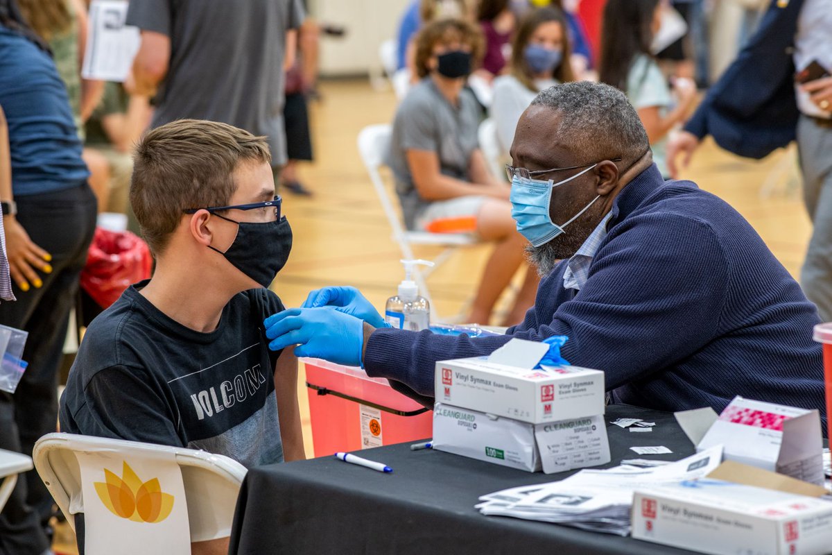 AZDHS's tweet photo. Today’s #COVID19 dashboard update adds 2,400 cases and no deaths. The vaccines work. Nearly all COVID-19 cases and virtually all hospitalizations and deaths occurring right now are among those who aren’t fully vaccinated. #RollUpYourSleeve https://t.co/Jee07sl42f https://t.co/w9bKo6ZgQU
