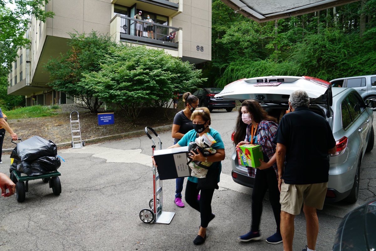 IthacaCollege's tweet photo. Itβs day 1οΈβ£ of #ICMoveIn!
Welcome to campus, Bombers! https://t.co/TkDQGJU6CJ