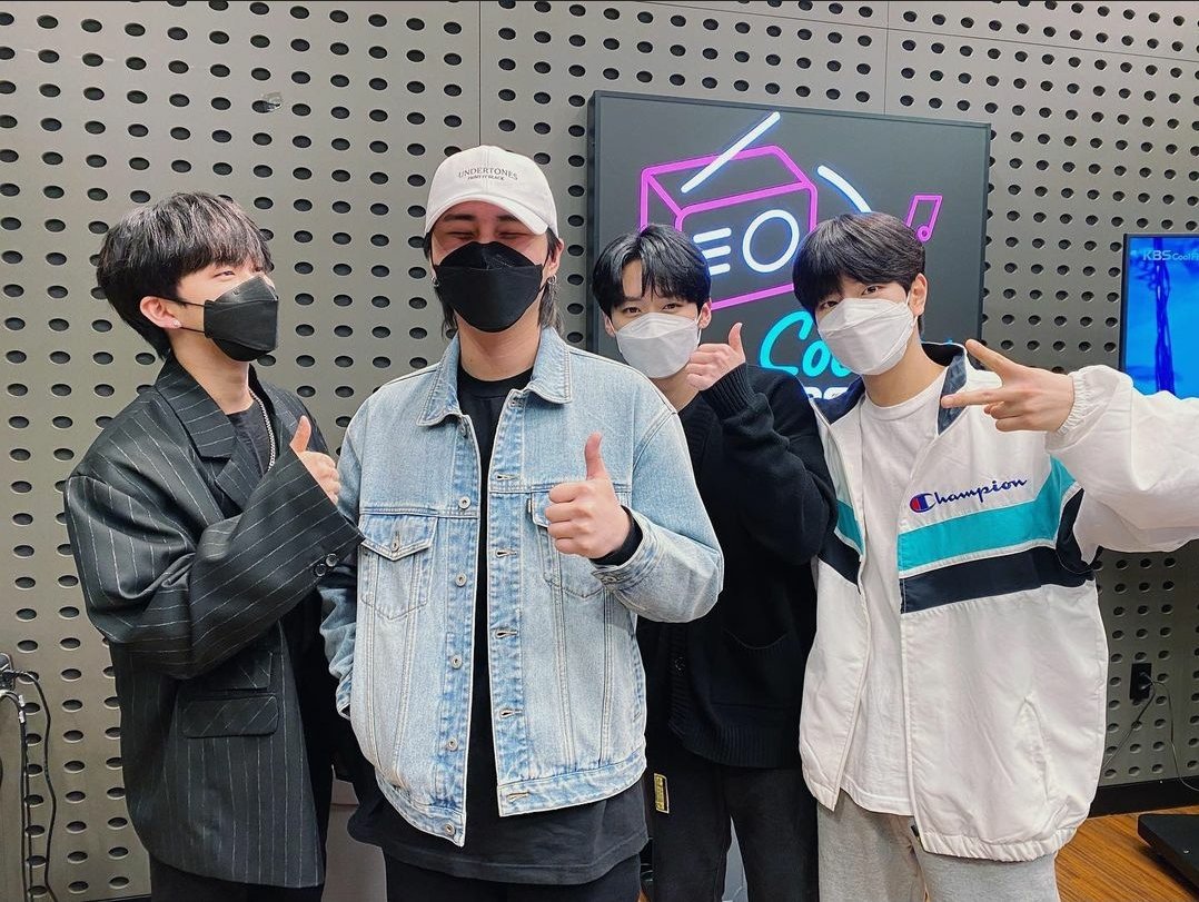 d6skzthinker's tweet photo. youngk who always takes care of stray kids during dekira. we'll miss you ❤ https://t.co/P8zZo0Nofv