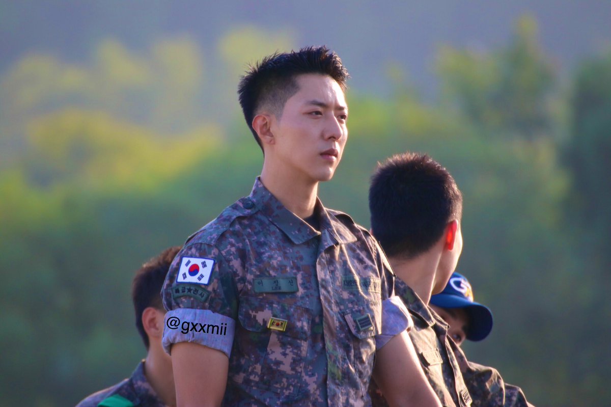 knblue6's tweet photo. I'll never shut up about this Lee Jungshin and the way he made it look like he was filming for a military drama 😩💙

#LeeJungShin #CNBLUE https://t.co/B8uMzBJ1YA