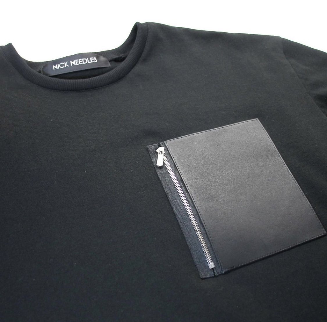 KENTA_Needles's tweet photo. 岡山のセレクトショップ
closer 様別注のリメイクアイテムを納品致しました
closer様からお預かりしたTシャツとエクセラジップのポケットをNICK NEEDLESのボディで縫い上げました
それぞれ世界に１つだけのTシャツです https://t.co/GTYygZEWhu
