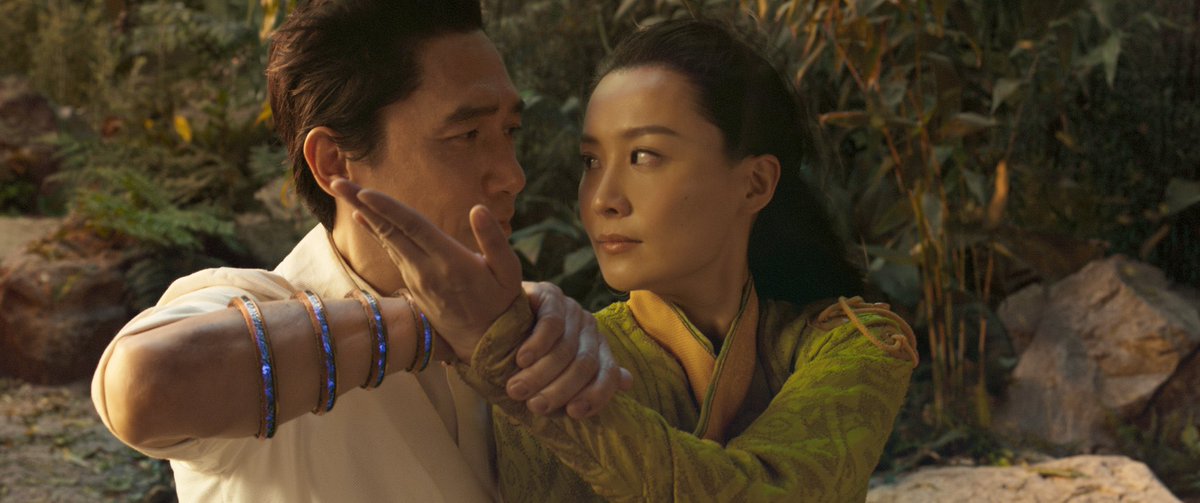 buzzpoptv's tweet image. #TriviaFilem - 7 Imej Rasmi Filem SHANG-CHI AND THE LEGEND OF THE TEN RINGS!

Mendedahkan bibit-bibit cinta di antara Wen Wu/The Mandarin (lakonan Tony Leung) dengan Jiang Li (lakonan Fala Chen) pada masa lampau...