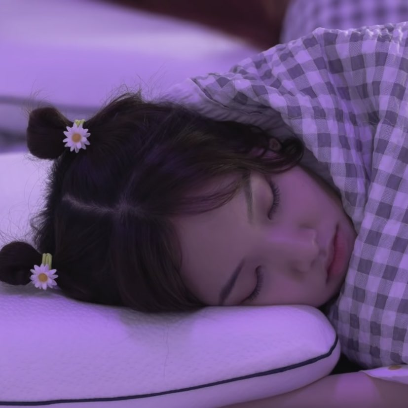 soojinelee's tweet photo. tiny daisy hair tie, tiny soojin sleeping! <3 https://t.co/qQAgnxC329