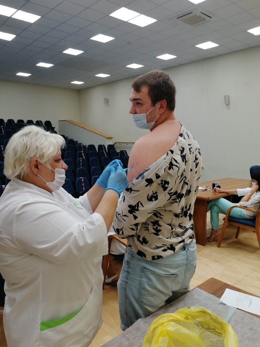 vlad_silchenkov's tweet photo. Сегодня прошёл вакцинацию от COVID-19. Привился облегчённой вакциной «Спутник Лайт». Измерили кислород в крови - 99 из 100 %. 

Чувствую себя хорошо. 👍🏻Будьте здоровы и не верьте слухам, только вакцинация остановит стремительное заражение людей вирусом😷 https://t.co/ygKfleNPL6