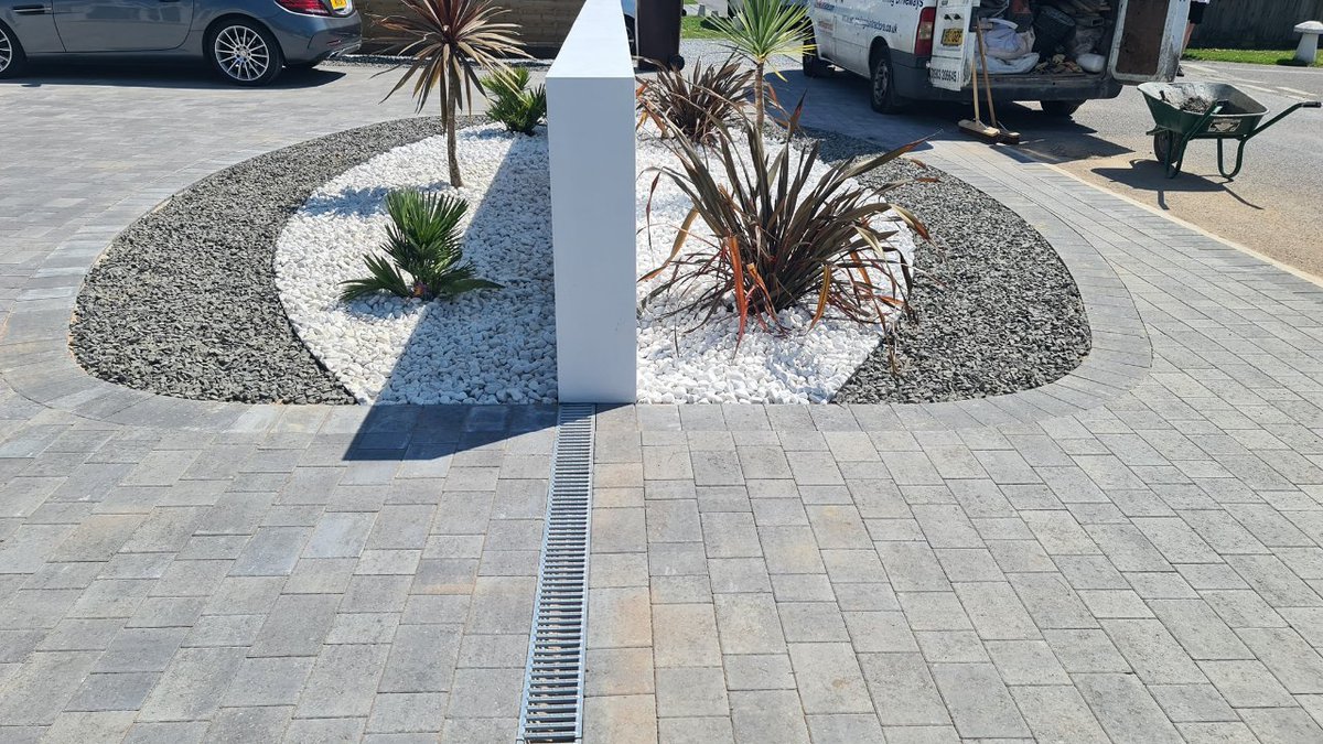 Posts_by_Brett's tweet photo. Stunning driveway transformation by A &amp; M Paving Contractors Ltd 🤩 This space was once overgrown and unused, but now it has a bright, mediterranean feel to it! Featuring our Beta Block Paving in Silver Haze. Discover the range at: https://t.co/ODLHlmsbSH #brettapproved #driveway https://t.co/uX5P1JkLGK