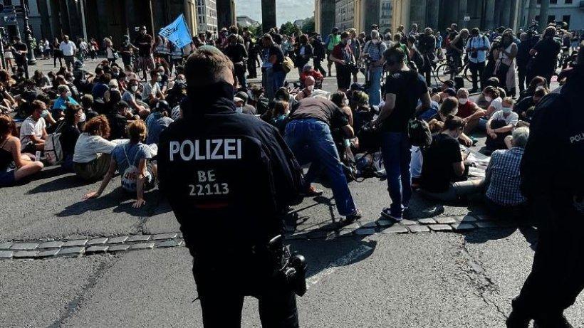 morgenpost's tweet image. Sitzblockade am Brandenburger Tor für mehr Klimaschutz morgenpost.de/berlin/article…