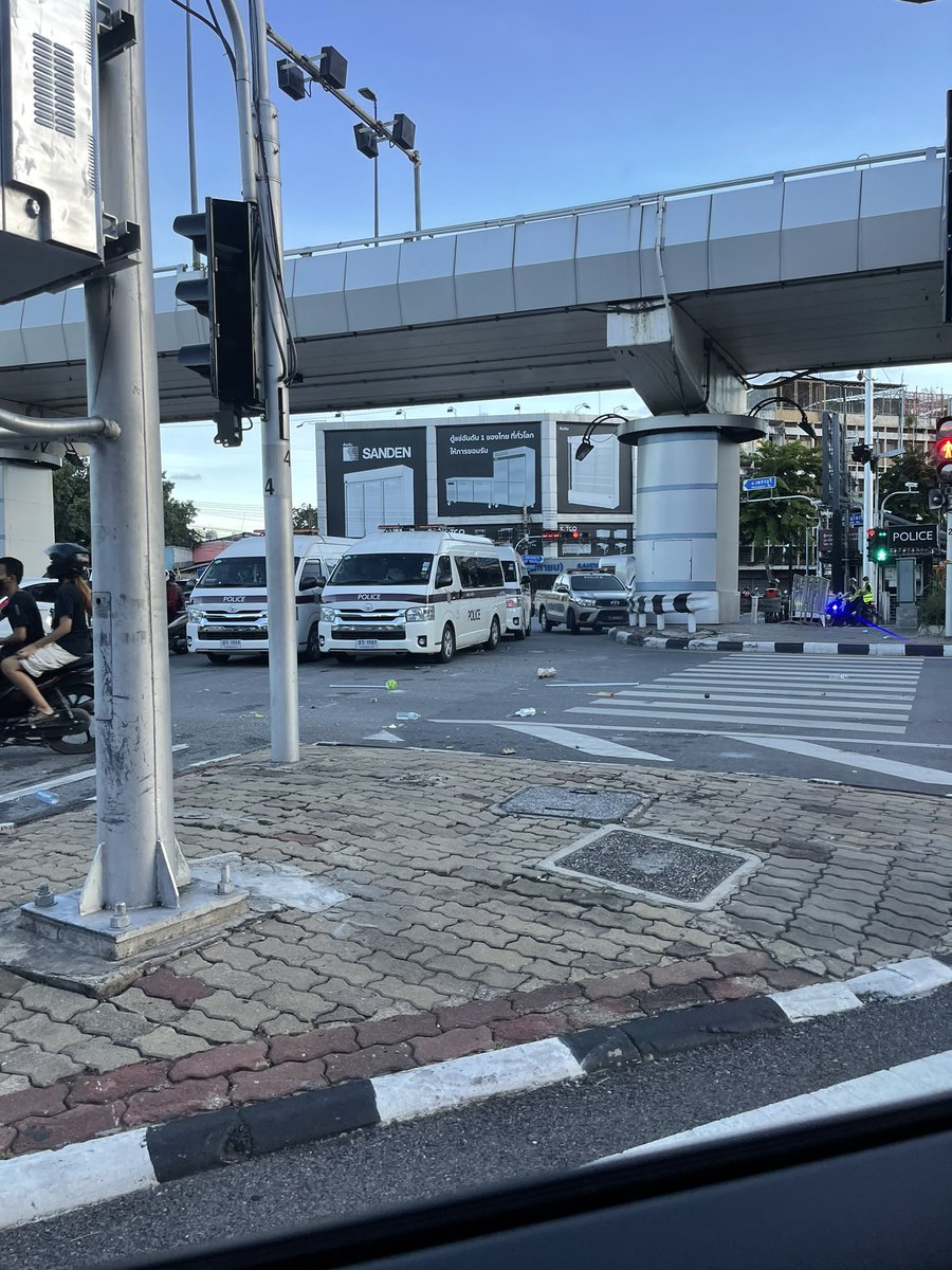 plodaek's tweet photo. หลังยุติการชุมนุม 
แยกยมราชเจ้าหน้าที่กำลัง
นำรถมาขวางถนน
คาดว่าจะปิดกล่องผู้ชุมนุม 

#ม็อบ16สิงหา https://t.co/fEcSCymHbN