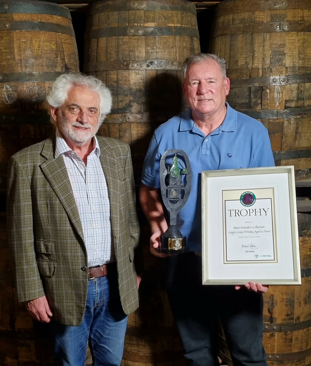 TheWhiskyMaker's tweet photo. Always great chatting to @michaelfridjhon and even more so when it involves trophies &amp; certificates for our #proudlySA 🇿🇦 whiskies! 😁🥃
#OMTSS #threeshipswhisky #bainswhisky #madeexceptionalmadehere #whiskyremastered #TheJamesSedgwickDistillery https://t.co/KSeRdARzTc