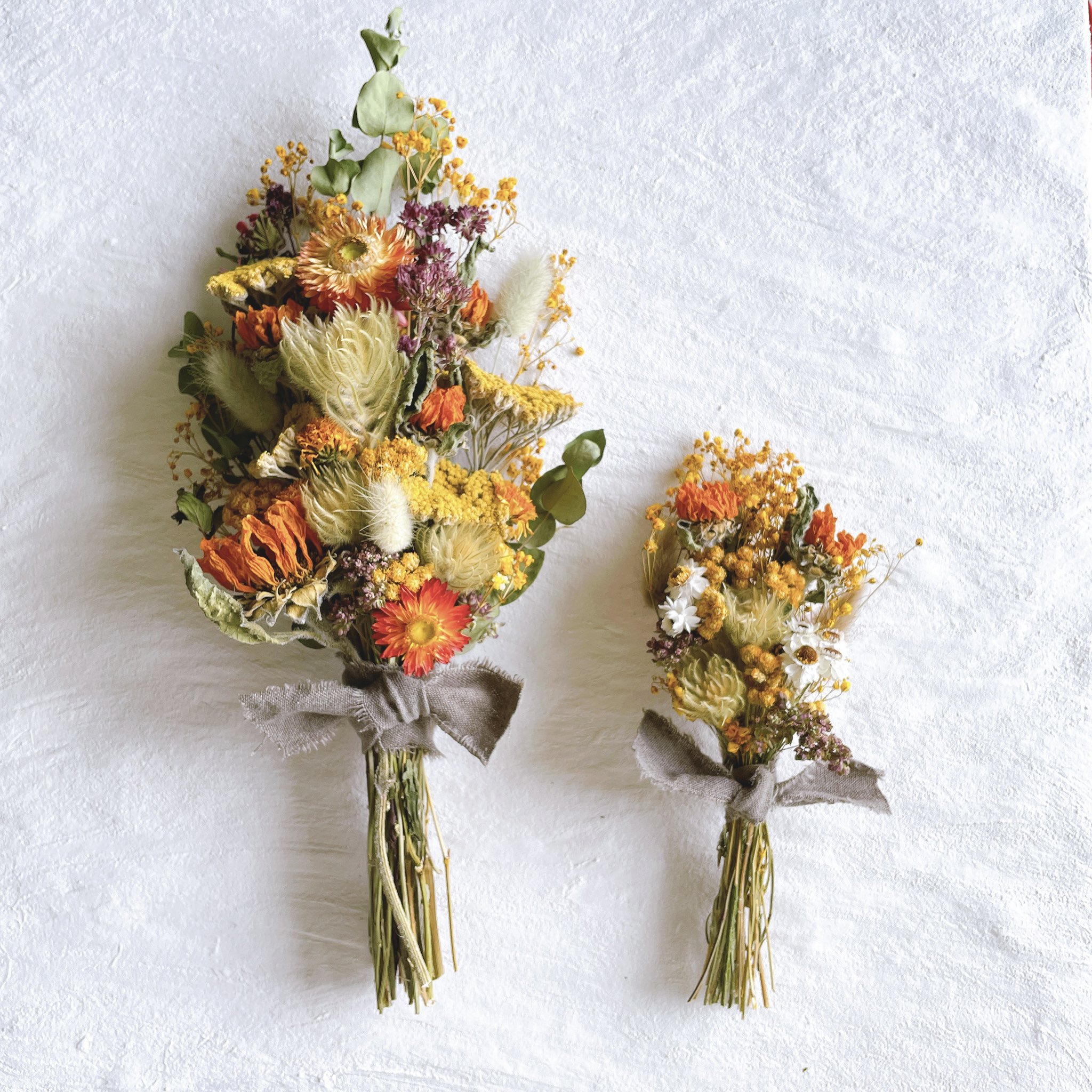 ドライフラワーショップいずり ドライフラワースワッグ 自家栽培したひまわり 貝細工 フィリカ ユーカリ 北海道から仕入れたノコギリ草 ローナスなどを組み合わせて作りました ドライフラワー好きな人と繋がりたい ドライフラワースワッグ スワッグ