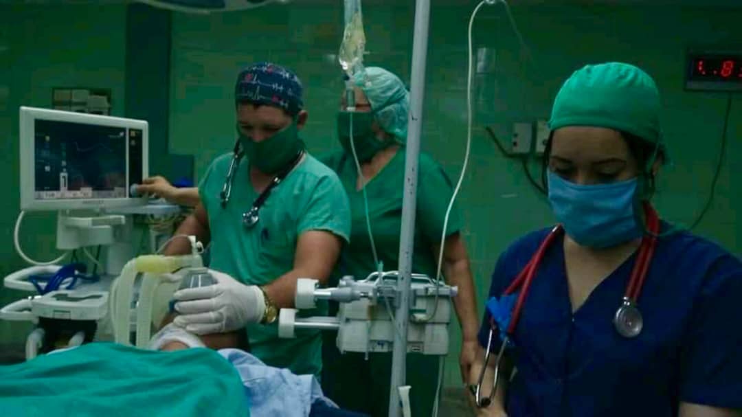 DiazCanelB's tweet photo. Lo que más hemos comprobado en este tiempo es el patriotismo de nuestra gente, del personal de Salud, los científicos, de todos los involucrados en la operación milimétrica del oxígeno, personas que están trabajando a tiempo completo en situaciones complejas. ¡Gracias a todos! https://t.co/yV1TiFetSf