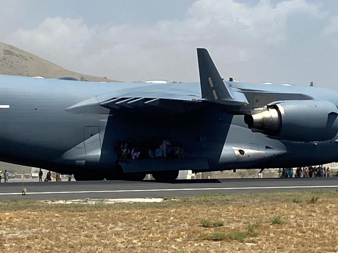 NatalieAmiri's tweet image. Wenn man versucht zu entkommen und weiß, dass man stirbt… Tragfläche … departure #kabulairport #Afghanistan