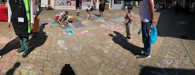 🌈Children took over the precinct in #Littlehampton on Saturday with the help of @LOCAArts Chalk Experience - a great way to get those creative juices flowing ahead of this weekend's spray-painting mural workshop with <a href="/ucanspray/">UCANSPRAY</a> 
Find out more: visitlittlehampton.co.uk/whats-on/love-…