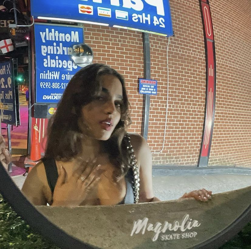 No tengo que hacer mucho pa' calentarte 
Yo solo te miré y tú me entendiste
Cuando las gana' insisten no se pueden aguantar
—;

☄️