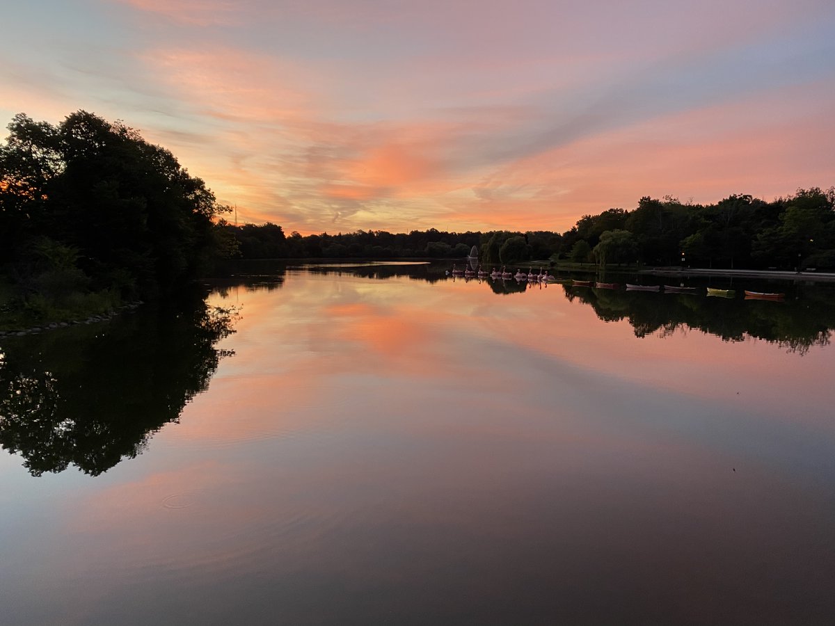 Wrinkledrunner1's tweet photo. Sunrise run around Hoyt Lake. Enjoying it now before it’s pitch black at this time in a few months. #hoytlakebuffalo #runbuffalo #albrightknoxartgallery #theterracebuffalo https://t.co/YMhXhdNc3c