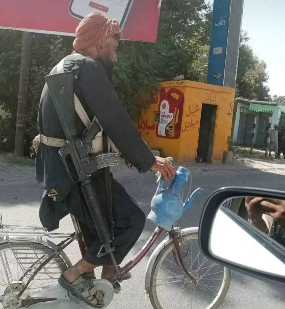imotpe's tweet photo. ملای ما با هواپیما اومد این شد وضعمون.ایما با موتورو دوچرخه ولی آفتابه نقطه مشترکشونه https://t.co/PUSdLmeBwp