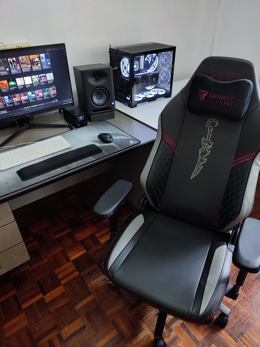 charleswngp's tweet photo. The best gaming chair i have ever bought. The new Adaptive Lumbar Support, Magnetic Memory Foam Head Pillow, 4D Arm Rest with CloudSwap Tech and especially the new Secretlab NEO Hybrid Leatherette is what makes me choose to buy the Secretlab Titan Evo 2022 Gaming Chair #secretlab https://t.co/3QH7OKW9wZ