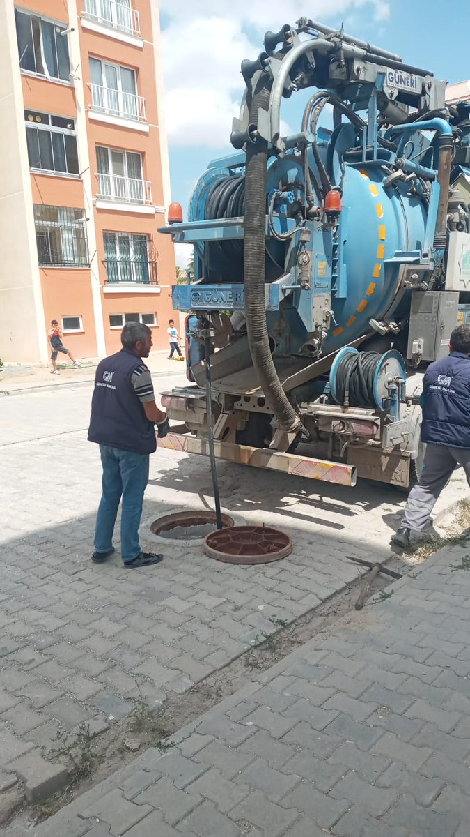 Tıkanan pis su logarı açılmıştır..
