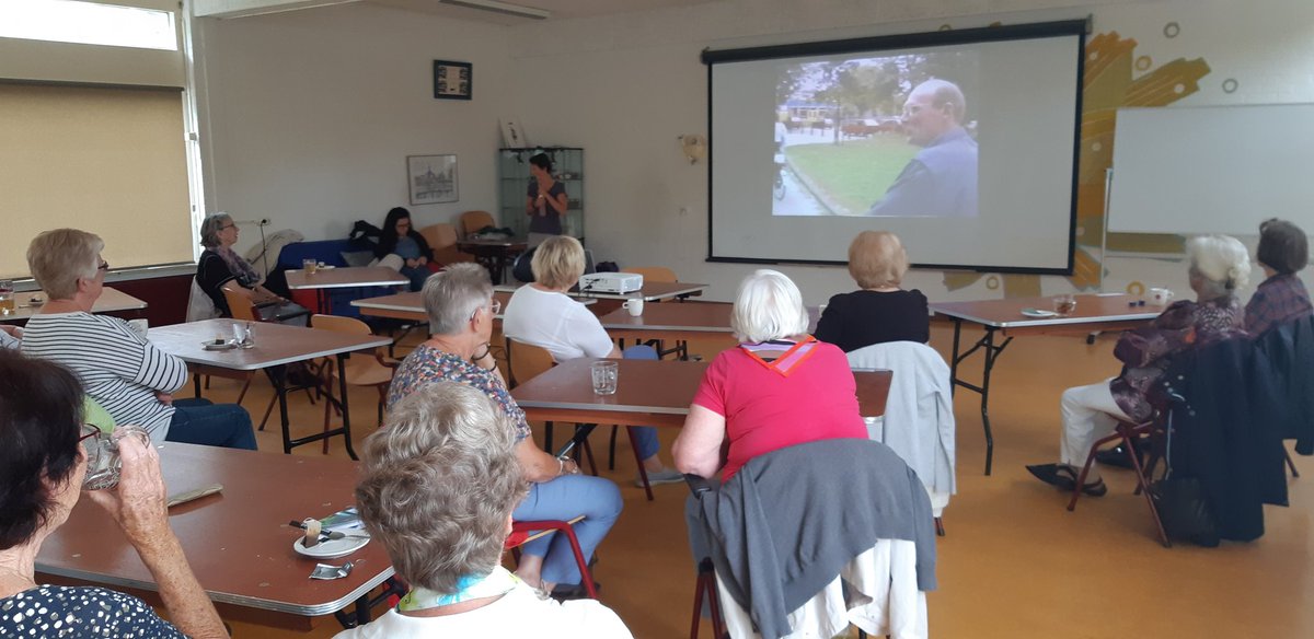 ErfgoedLeiden's tweet image. De wijk is van ons allemaal! 📽 uit De Mors 1996 - feest van herkenning voor de kijkers in buurthuis Morschwijk. #bplusc