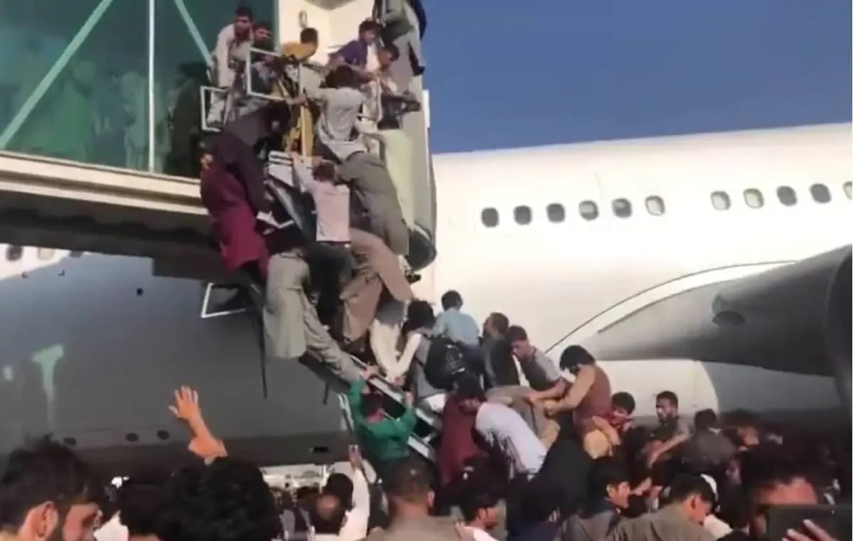 Ettore_Rosato's tweet photo. Immagini che arrivano da aeroporto Kabul sono terrificanti e dicono molto di questa resa improvvisa degli alleati in #Afghanistan.
Un popolo che prova ad aggrapparsi all’ultimo bagliore di libertà e Occidente che lo abbandona ad un destino di privazioni e violenza.
Un fallimento. https://t.co/M9QF7wjupR