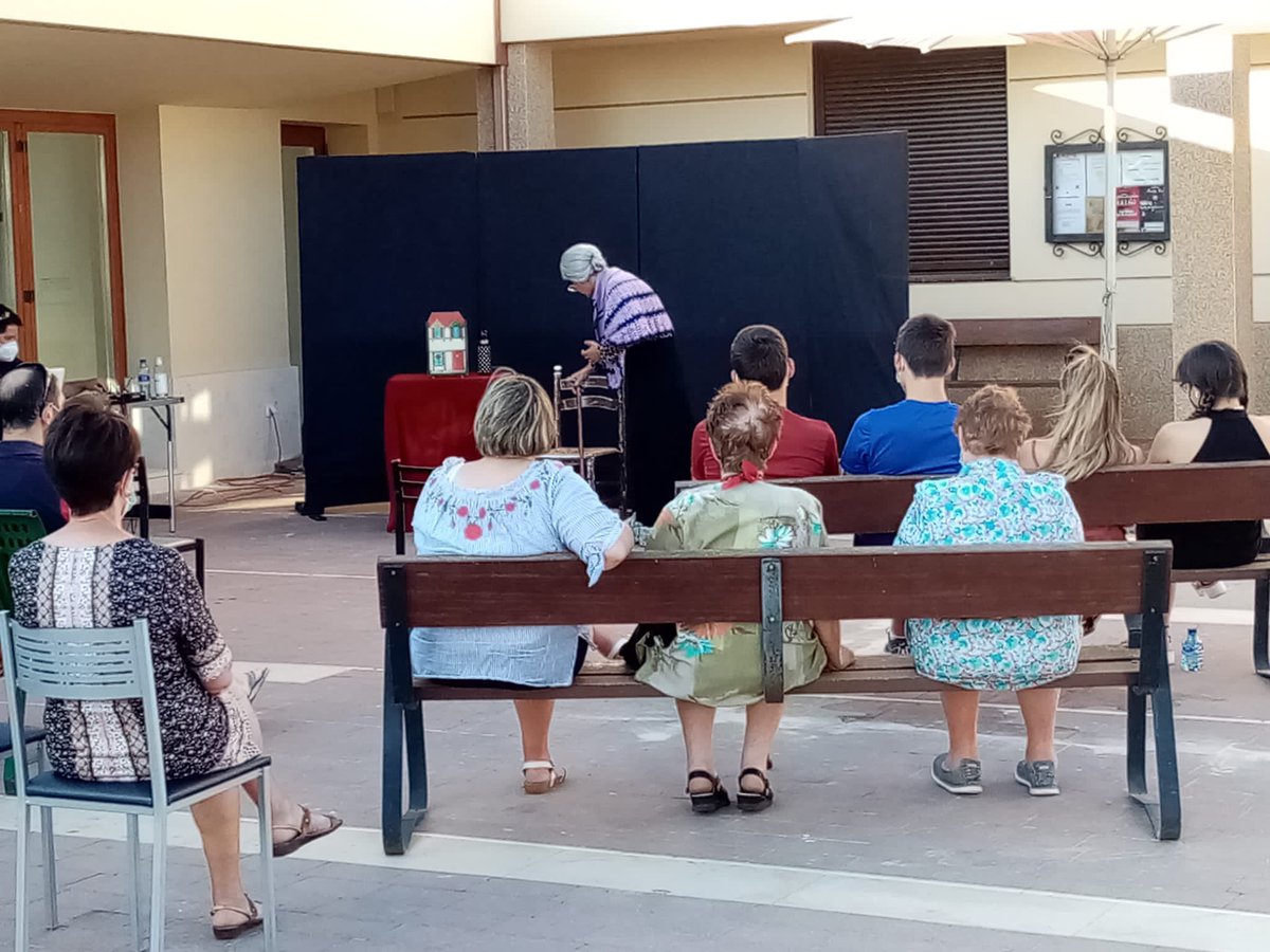 La_Caven's tweet photo. "Historias de mi pueblo" con la Sra Orogufonda en la Plaza Mayor de Villanueva del Rebollar. #VeranosCulturales
#monologosdehumor 
Viva el Teatro!!! https://t.co/IeihnIPZQv