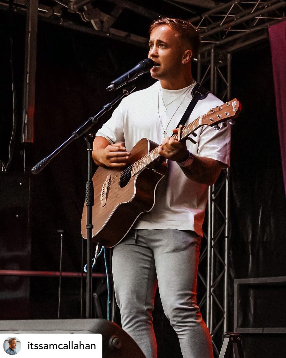 lindoguitars's tweet photo. @CallahanMusic_ playing our Lindo Feeling! What Lindo guitar would you choose to play live? #MondayMotivation #lindoguitar #lindoguitars https://t.co/INkRoX7TJ3