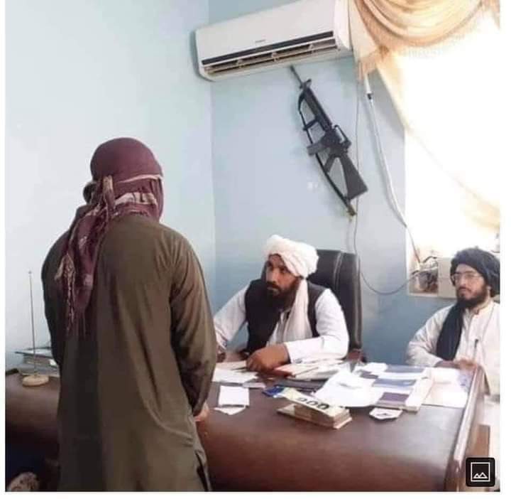 ڈی سی آفس,  افغانستان.  
مسئلے کا حل پیچھے دیوار پر موجود ہے😂