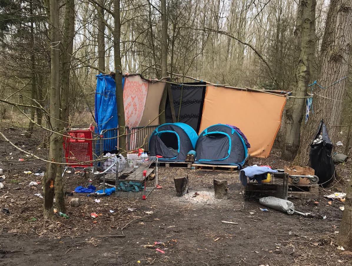 Utopia_56's tweet photo. Selon le rapport de l’@Ofpra, plus d’un tiers des demandeurs d’asile de nationalité afghane ont vu leur demande refusée en 2020. Laissés à l’abandon, un dernier espoir en pousse certains dans les campements de Grande-Synthe et de Calais, aux portes du Royaume-Uni. https://t.co/DXGB6LGc4B
