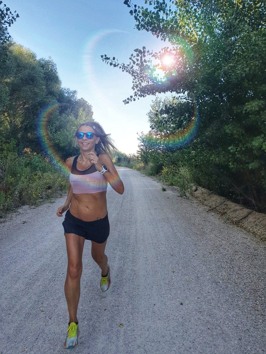 karolinagar's tweet photo. NUNCA DEJES DE CORRER.
Si te duelen los pies quítate los zapatos. 
Pero nunca dejes de correr.
Quedarse quietos es de cobardes.
7 kms con mucha luz.
#AsicsFrontrunnerSpain
#AsicsRunning #asics 
#lailusionnuncaselesiona #CoreCarolCorre
#SiempreyTodo 
#Destino 
#PapáMamá https://t.co/DJwE1ICkwG