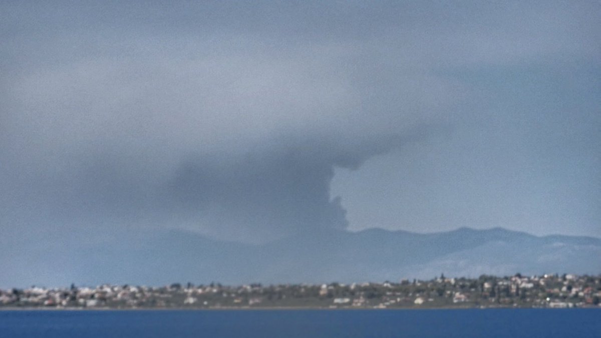 dgatopoulos's tweet image. Huge smoke cloud from wildfire in Vilia area, west of Athens 

#Greece #Wildfires