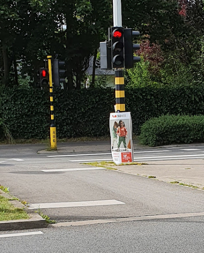 rikboven's tweet photo. @tapealoeil Kan je je reclameborden verplaatsen? Nu staan ze rond verkeerborden en verkeerslichten. Je creëert een gevaarlijk oversteekplaats voor kinderen op de Bredabaan! @PZAntwerpen  @PZBrasschaat, kunnen jullie hier naar kijken? https://t.co/in0A9c2rOj