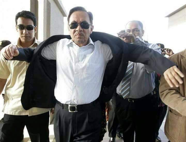 aziziala1979's tweet photo. @anwaribrahim @YusryHydrus Bertenang semua….Dato Seri is coming to save Malaysia..💪.. #PM9 #MyPM #AnwarForPM #AnwarIn https://t.co/9aaq71ePn8