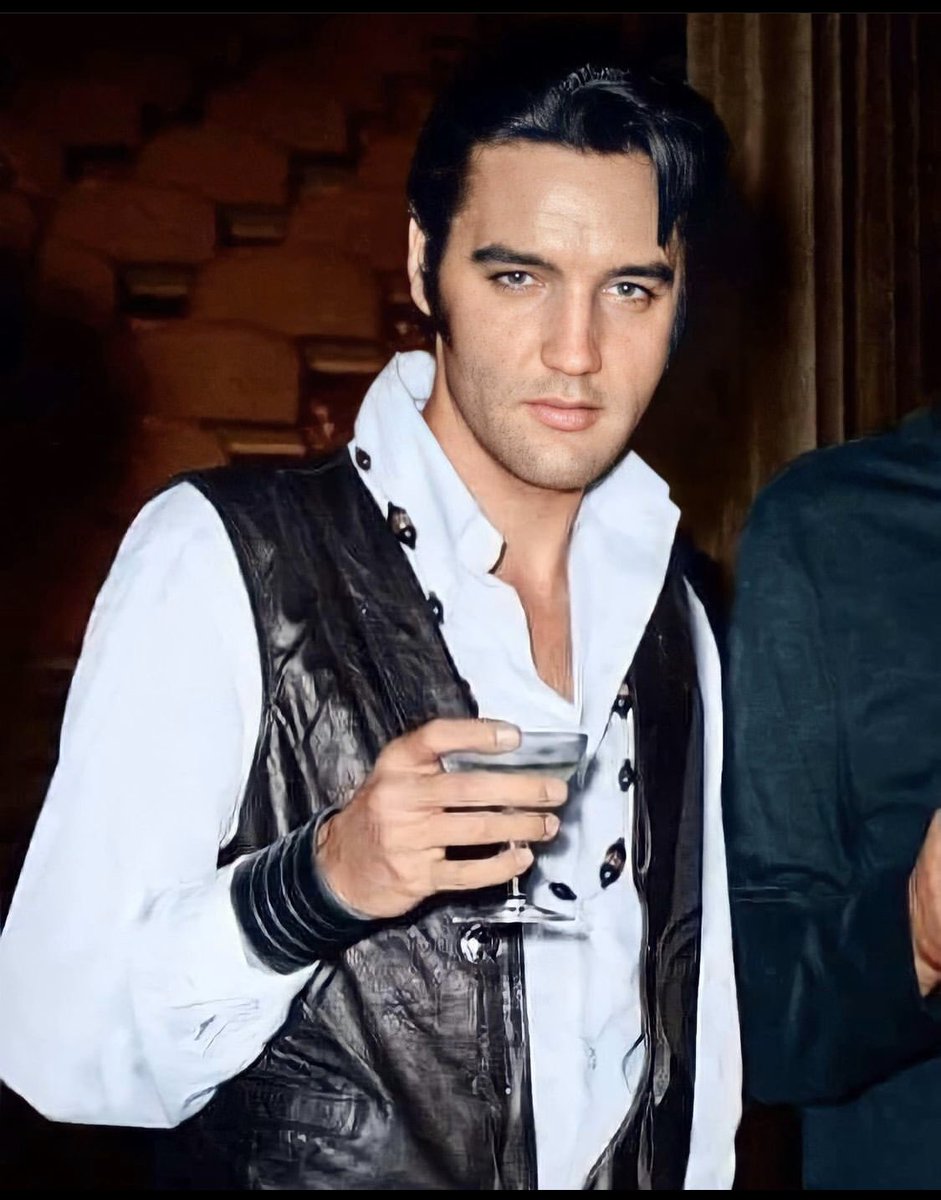 starlitekaraoke's tweet photo. I’ll bet you can remember exactly where you were & what you were doing 44 yrs ago today. We won’t see another one like him in this lifetime or any other. Long Live The KING. TCB⚡️#elvis #ElvisPresley #kingofrocknroll #TheKing #memphisflash #Elvisthepelvis #TheHillbillyCat #tiger https://t.co/gA3CWkUQUR