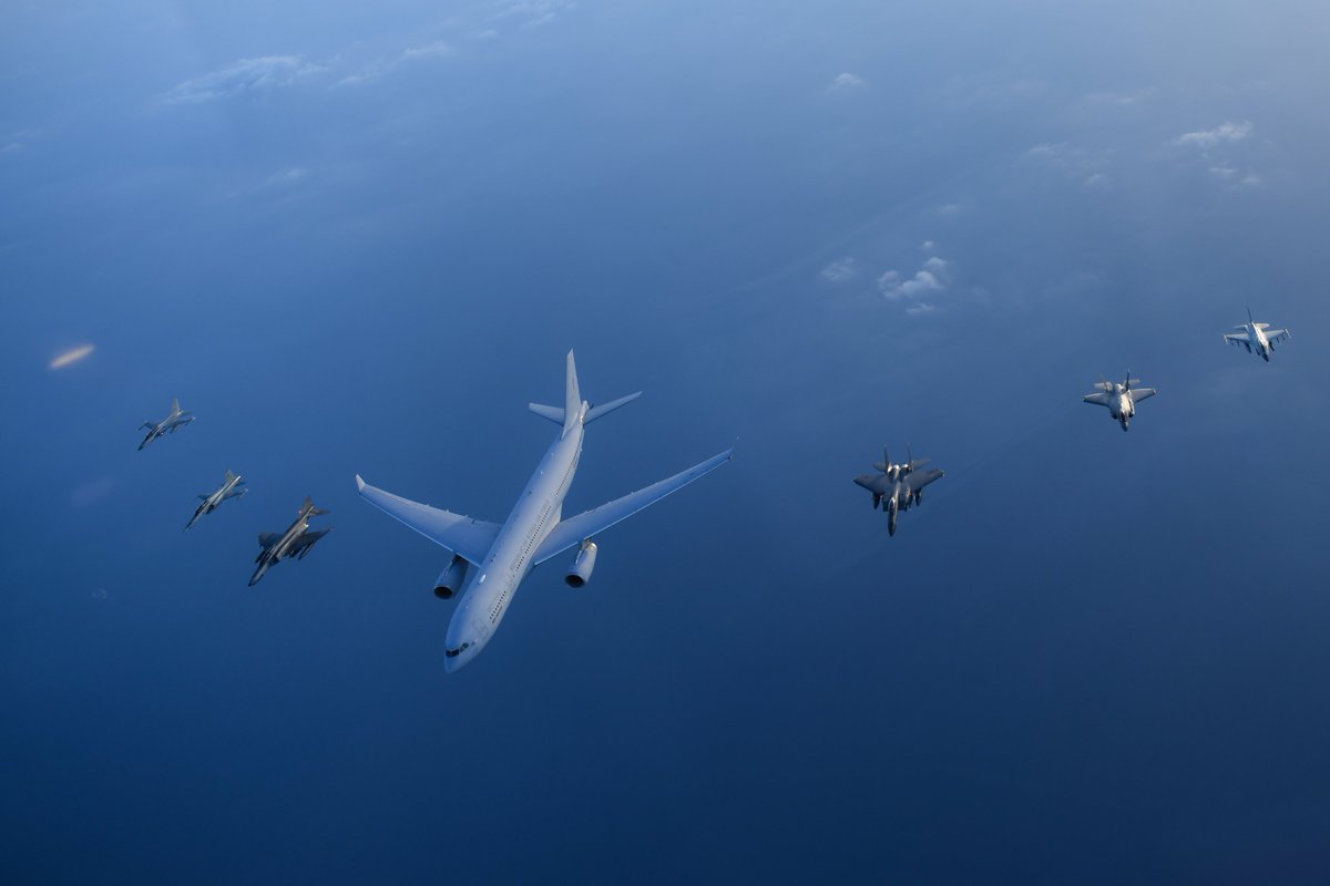 hun2day's tweet image. 어제 홍범도 장군의 유해를 모신
공군 특별수송기가 우리 영내에 진입하자
공군 전투비행기가 엄호 비행을 하는 모습입니다. 

최고의 예우로 엄숙히 홍범도 장군을 맞이했습니다.