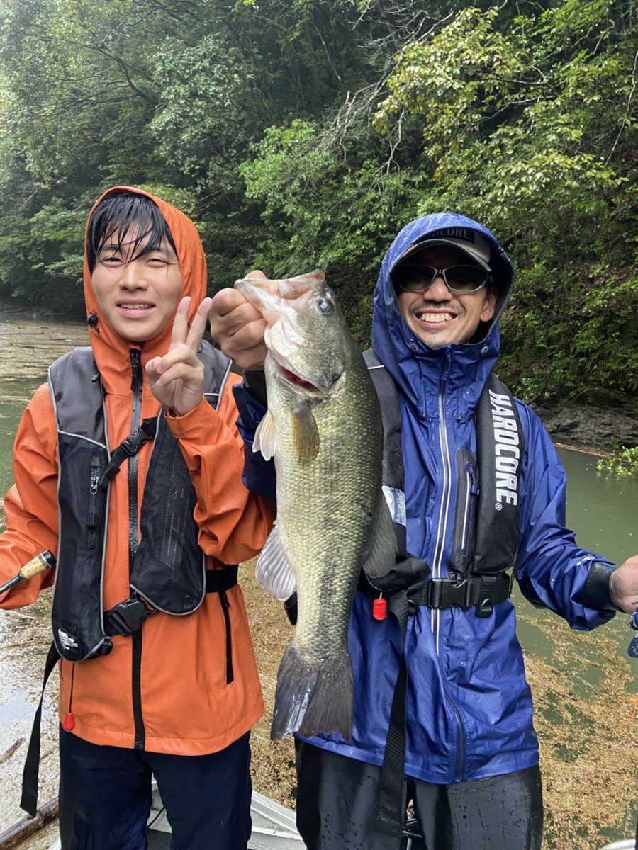 daice_k_tanaka's tweet photo. 今日は息子と息子の友達と川上へ。
なんとか友人もキャッチする事が出来て、なかなか内容の濃い釣りでした。
同じエリアで、自分はワーム系、息子はチャターだったんだけど、釣れてる魚のクオリティが違うのが面白い。やっぱりバスは最高です!
#NORIES #DUEL #PBT #川上ダム #OVER5 #ffc https://t.co/PwdWk7YdoK