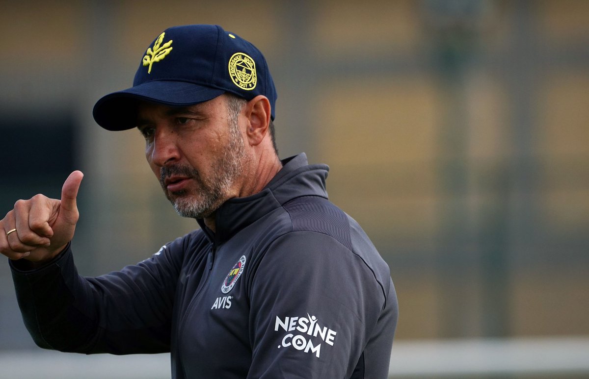 Bu adam neden bu kadar değişti ? İlk döneminde oyunculara bizden daha çok sinirlenip kızardı, gol atınca taraftarlara beraber sevinirdi, top toplayıcı çocuğa sarılırdı. Şimdi ise kulübede sürekli oyuncuları alkışlıyor.