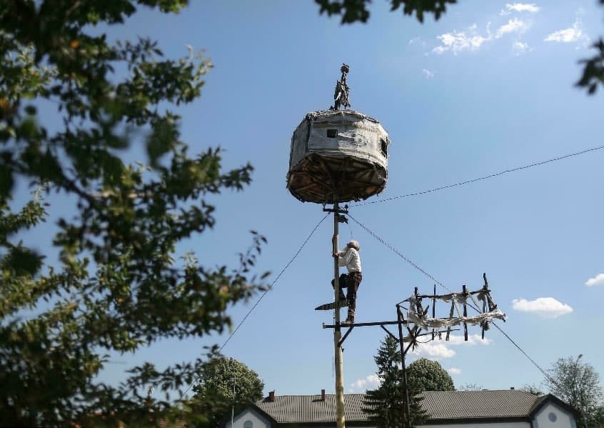 Живущий в пещере сербский отшельник привился от коронавируса. Дедушка старый, но ему не всё равно. В отличие от многих.