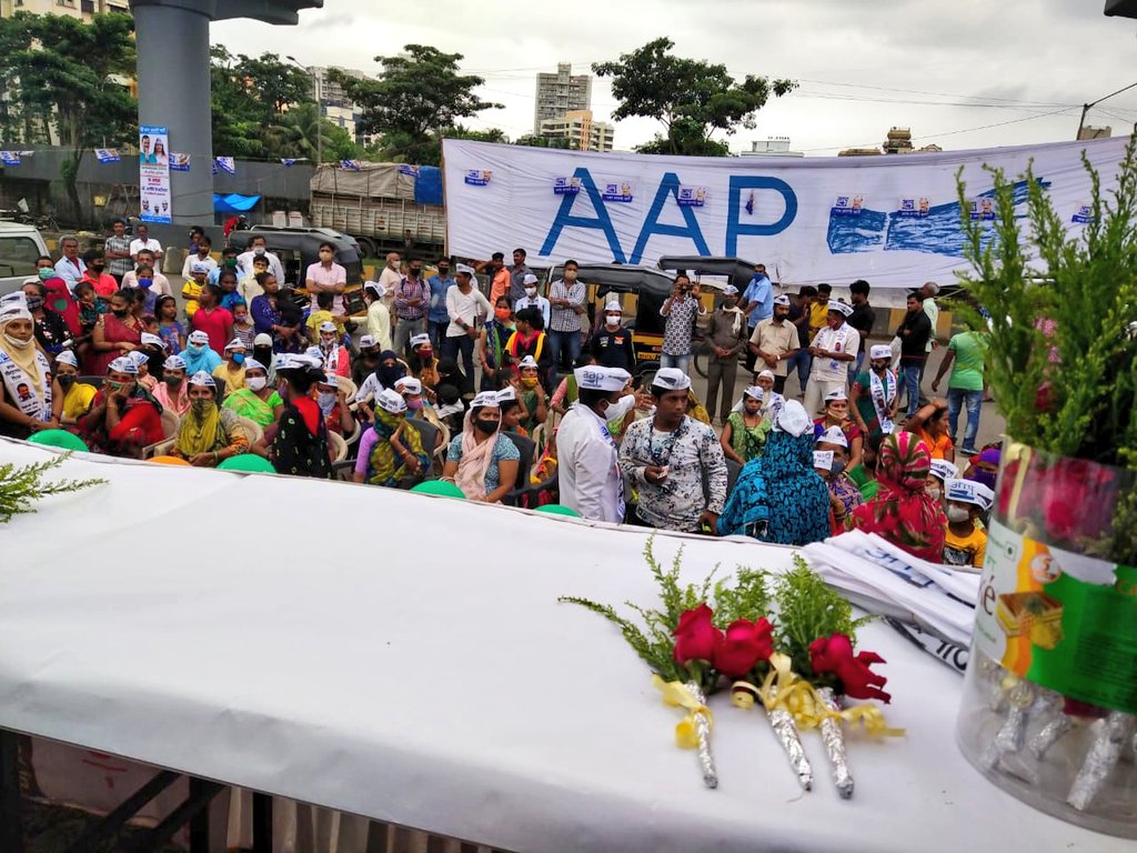 AAPMumbai's tweet photo. At Dahisar, the AAP Mumbai is celebrating @ArvindKejriwal Ji's birthday with immense zeal and enthusiasm. A very happy birthday to our beloved leader #ArvindKejriwal Ji

@PreetiSMenon @rubenmasc @AAPKaPrakashGor @SumitraAAP @TiwariDwijendra @aapkamahi1979 https://t.co/injrqjH9Pe
