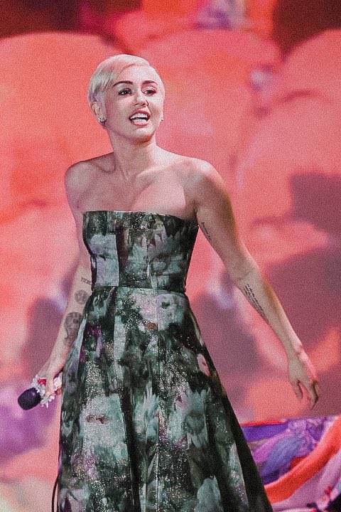 miley cyrus with pixie hair and a floral dress is so pretty and complete
