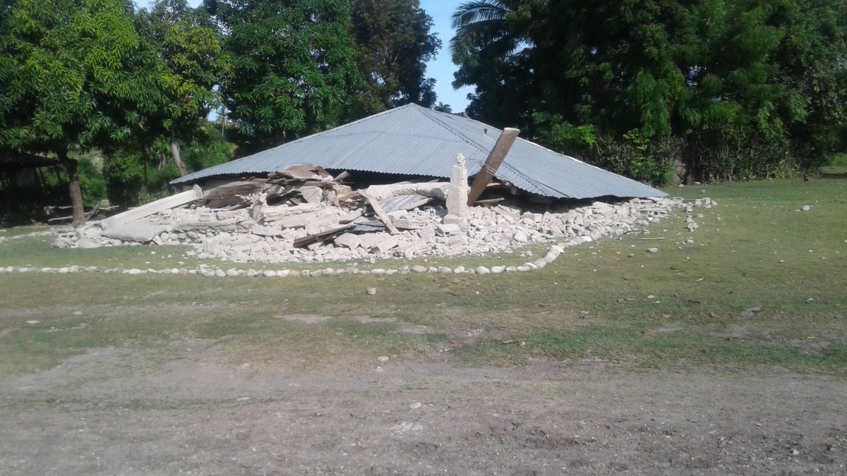 CAPADCoopratio1's tweet photo. Des maisons au niveau de la 5ème section mercy commune des cayes sont effondrées. les familles sont en plein air, de gros risques face aux tempêtes tropicales qui s´annoncent, des abrits provisoires doivent être construits. Aide à la solidarité. contact: capadc@yahoo.com. https://t.co/vxnz9Ykkxk