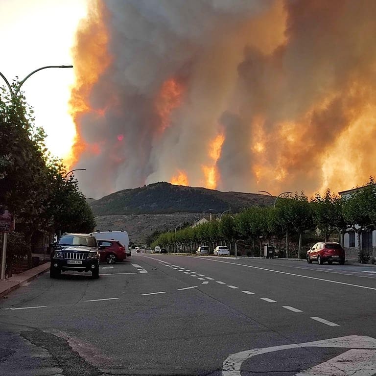 avilalibrepeaje's tweet photo. Avila arde... Ávila OLVIDADA. El peor incendio en España desde hace años. Y mientras los medios de comunicación nacionales con los talibanes de Afganistán 😡 https://t.co/CZvtekHsKr