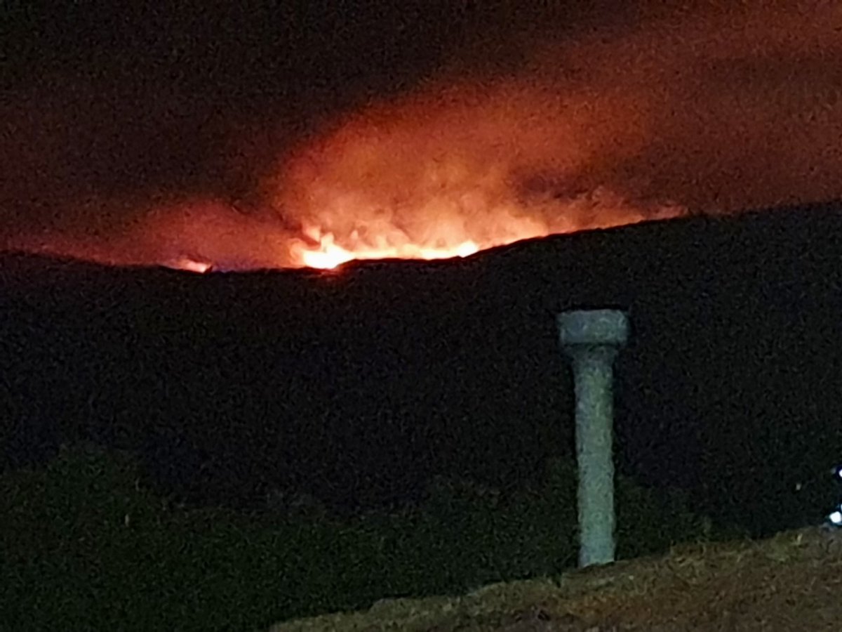 avilalibrepeaje's tweet photo. Avila arde... Ávila OLVIDADA. El peor incendio en España desde hace años. Y mientras los medios de comunicación nacionales con los talibanes de Afganistán 😡 https://t.co/CZvtekHsKr
