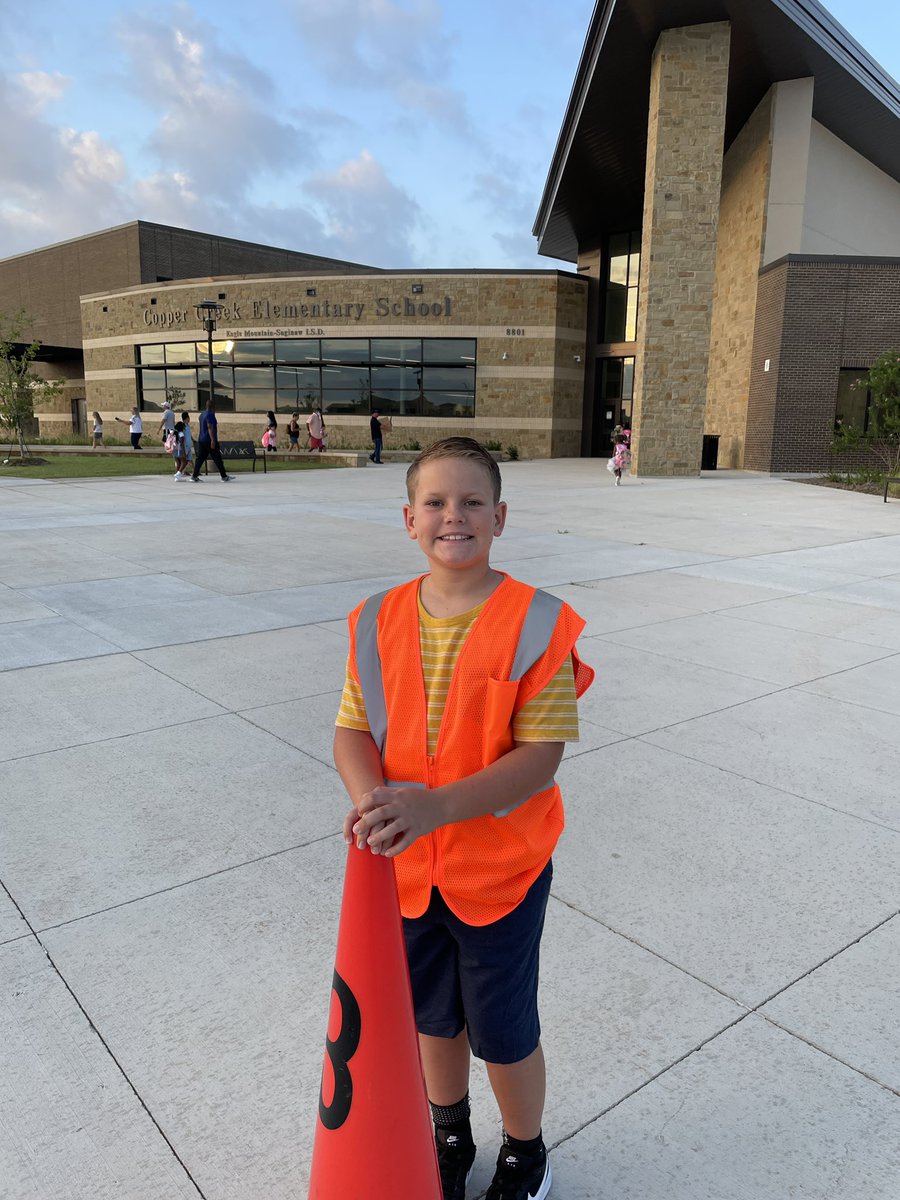 jlo731's tweet photo. First drop off done ✅
It’s a great Day to be a @CopperCreekES cowboy! Jake is enjoying being in LASP ❤️ Love his sweet heart!! It’s going to be a GREAT year! 🙏
#coppercreekcowboys #EMSproud #emsfirstday2021 https://t.co/Rf4jGJ4XVW