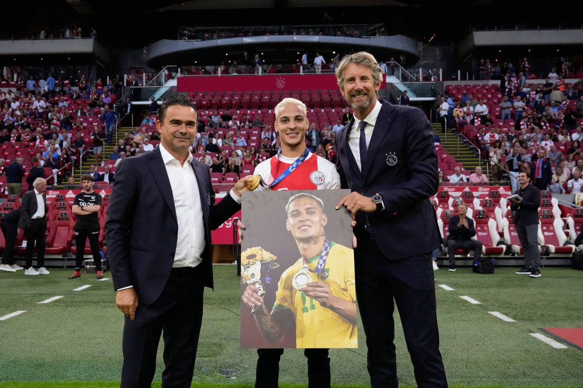 Voltar depois do 🥇 e receber essa homenagem!! Muito obrigado, <a href="/AFCAjax/">AFC Ajax</a>! ❌❌❌