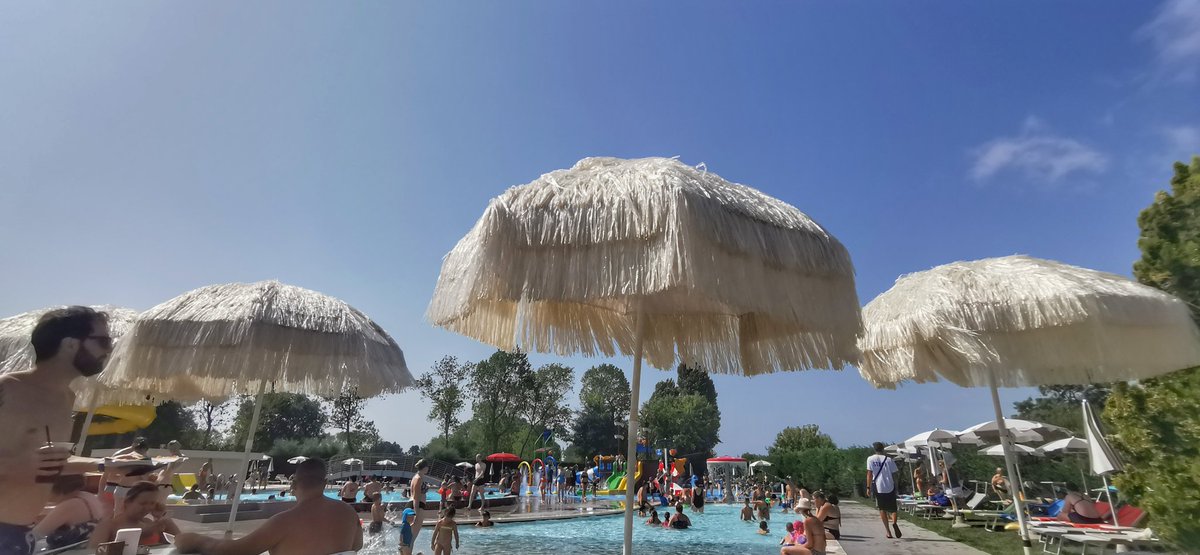 JoyceDFoto's tweet photo. Vanmorgen nog wat wolken, maar nu is het prachtig vakantieweer aan de Italiaanse kust 32 graden. #DunaVerde @WilliamHuizinga @BuienRadarNL @mrmiddendorp @helgavanleur @weermanreinier @marjondehond @nicolienkroon @MarcdeJongRTL @weeronline @Weerplaza @Talpaweer @Weerfotoklasse1 https://t.co/M44gF9ZaWJ