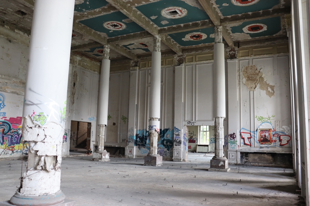 Offenstadt's tweet photo. Premier "Palais de la Culture" de RDA (1950), devenu studio de TV de la DDR, celui de Chemnitz-Rabenstein est dans les mains d'un promoteur pour faire des logements (2023). Dernier urbex avant rénovation, en profitant du repos du chantier le dimanche : https://t.co/snY4gIypTa