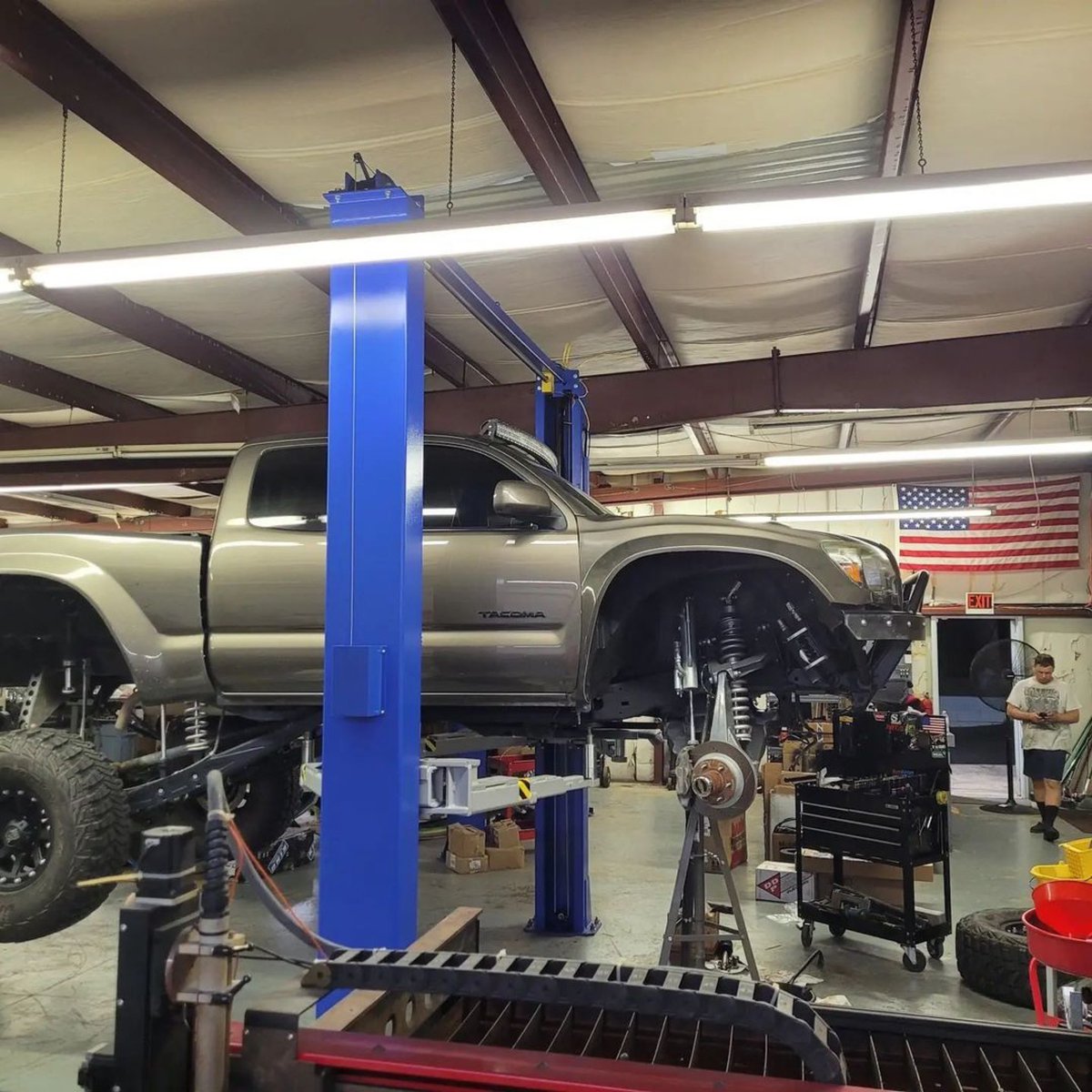 RockRash's tweet photo. 2nd gen Tacoma - 4.5" long travel front and ford 9" custom rear housing with trailing arm suspension, fox 2.5 coilovers and triple bypasses all the way around 🤘🤘, locked front and rear with ARB air lockers re-geared and soon ready to party again! 🎉 https://t.co/VAivlyHEaq