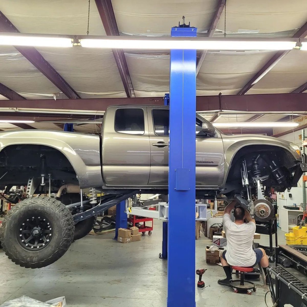 RockRash's tweet photo. 2nd gen Tacoma - 4.5" long travel front and ford 9" custom rear housing with trailing arm suspension, fox 2.5 coilovers and triple bypasses all the way around 🤘🤘, locked front and rear with ARB air lockers re-geared and soon ready to party again! 🎉 https://t.co/VAivlyHEaq