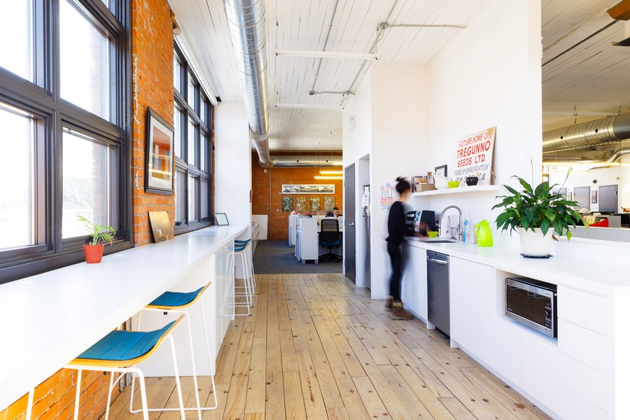 theseedworks's tweet photo. Refuel &amp; recharge in our fully equipped kitchenette

✔️FREE coffee, tea &amp; filtered water
✔️Kettle &amp; Keurig
✔️Toaster &amp; toaster oven
✔️Fridge &amp; microwave
✔️Dishwasher &amp; dishware
✔️Café seating
✔️All the fixings to make a good cup of coffee
#hamont #hamiltonontario #coworking https://t.co/35blQvK7gO