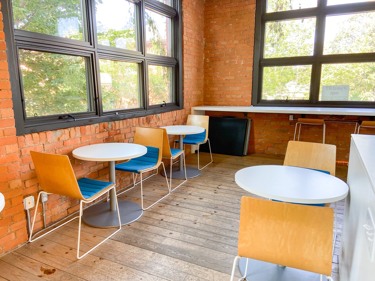 theseedworks's tweet photo. Refuel &amp; recharge in our fully equipped kitchenette

✔️FREE coffee, tea &amp; filtered water
✔️Kettle &amp; Keurig
✔️Toaster &amp; toaster oven
✔️Fridge &amp; microwave
✔️Dishwasher &amp; dishware
✔️Café seating
✔️All the fixings to make a good cup of coffee
#hamont #hamiltonontario #coworking https://t.co/35blQvK7gO