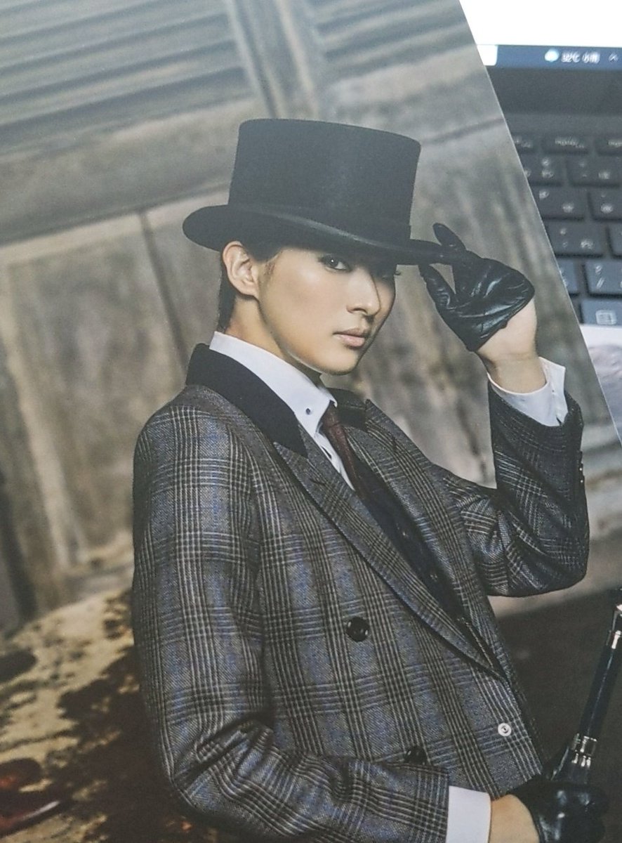 yuri__full's tweet photo. バズったので宣伝。(恒例)

珠城りょうさんは昨日8/15に宝塚歌劇団を退団し、本日より世の中に解き放たれております✨
「結婚したい男役No.1」と言われた包容力と奇跡的な等身バランスが魅力です😊 https://t.co/2So87Gwmhu